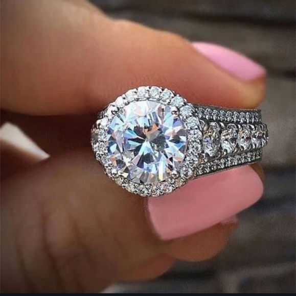 🎉🎉NEW🎉🎉LUXURIOUS!! Round CZ Ring in SILVER Plating - Picture 1 of 16